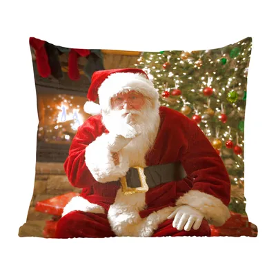 Produktbild von MuchoWow® Zierkissen Sofakissen Wohnzimmer Dekokissen 40x40 cm Der Weihnachtsmann mit einem bunten Weihnachtsbaum im Hintergrund - Foto Kissen - Schlafzimmer Dekoration