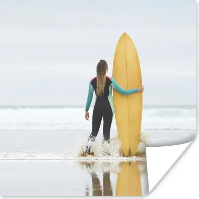 Produktbild von MuchoWow® Poster Weibliche Surferin steht neben dem Surfbrett 50x50 cm - Wohnzimmerdekoration