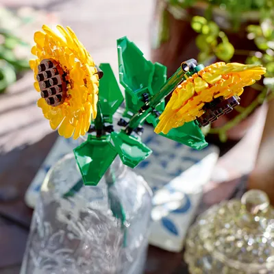 Produktbild von LEGO Botanicals Sonnenblumen - Set mit Kunstblumen für Kinder ab 8 Jahren - Kinderzimmer-Deko oder Blumenstrauß - Geschenk für Jugendliche, Mädchen und Jungen - Botanik Kollektion 40524
