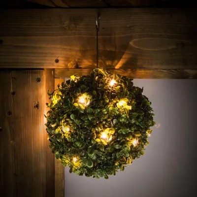Produktbild von 1x Künstliche Buchsbaum-Hängepflanze mit Solarstrom und LEDs - Hängende Dekoration - Ø 25 cm - 20 warmweiße LEDs - Automatisches Ein-/Ausschalten - Für Garten, Balkon und Terrasse [11359]