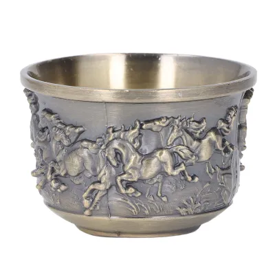 Imagen del producto de Copa de vino de bronce en estilo retro, con motivos de caballos, hecha a mano, ideal para bares KTV
