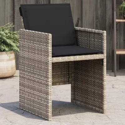 Zdjęcie produktu dla 4 krzesła ogrodowe w jasnoszarym kolorze, wykonane z rattanu syntetycznego, składane, o wymiarach 50,5 x 54 x 79 cm, z grubymi, antracytowymi poduszkami, wytrzymujące obciążenie do 110 kg, idealne na balkon, taras i inne miejsca na zewnątrz