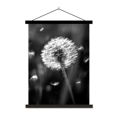Produktbild von MuchoWow® Textilposter Löwenzahn - Schwarz - Weiß - Pflanze 90x120 cm mit schwarzem Rahmen - Dekoration