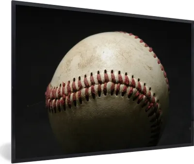 Produktbild von MuchoWow® Gerahmtes Poster Ein alter Baseball auf dunklem Hintergrund 90x60 cm - Poster mit Schwarzem Bilderrahmen Wandposter Rahmen Foto Bilder - Fotorahmen - Foto-Plakat