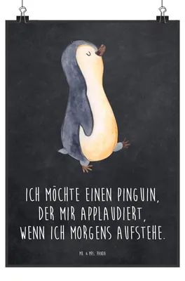 Produktbild von Mr. & Mrs. Panda Bild Pinguin marschieren DIN A4 - Kreidetafel - Geschenk, wanddeko, Aufstehen, Pinguine, Plakat, Familie, Bruder, Unausgeschlafen, drucke, Wandbild