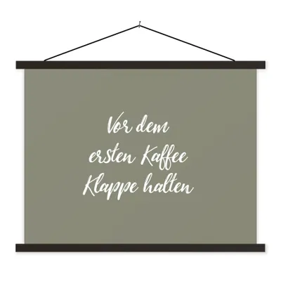 Produktbild von MuchoWow® Textilposter Sprichwörter - Zitate - Vor dem ersten Kaffee Klappe halten - Kaffee 120x90 cm mit schwarzem Rahmen - Aufhänger für Poster
