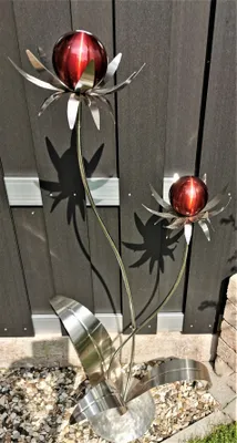 Produktbild von Skulptur Blume Milano Edelstahl 120 cm mit Kugel Edelstahl rot  matt gebürstet mit Standfuß Dekoration Gartendeko