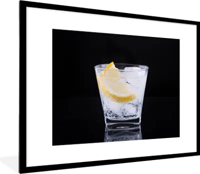 Produktbild von MuchoWow® Gerahmtes Poster Wodka mit Zitrone auf schwarzem Hintergrund 80x60 cm - Poster mit Schwarzem Bilderrahmen Wandposter Rahmen Foto Bilder - Schlafzimmer-Dekorationen - Fotoposter