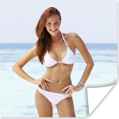Produktbild von MuchoWow® Poster Eine junge Frau in einem weißen Bikini posiert für die Kamera 100x100 cm - Babyzimmer