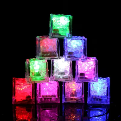 Produktbild von 18 Stück Leuchtende Eiswürfel Led Eiswürfel Leuchtwürfel Badewanne Led Eiswürfel für Getränke Geeignet für Bars Partys Hochzeiten Clubs Champagner -Turmdekorationen Partybeleuchtung Eiswürfel