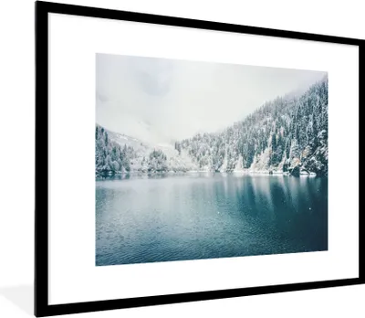 Produktbild von MuchoWow® Gerahmtes Poster Winter - Wasser - Schnee 80x60 cm - Poster mit Schwarzem Bilderrahmen Wandposter Rahmen Foto Bilder - Schlafzimmer-Dekorationen - Fotoposter