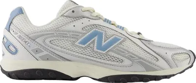 Produktbild von Kaufen Sie den New Balance U204LSWC Silver Metallic bei Kicksshop. Sportlicher silberner Uni-Sneaker mit modernem Design und bequemer Passform.