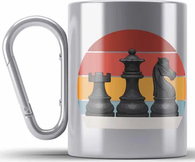 Produktbild von Trendation - Schach Geschenk Schachspieler Geschenkidee Edelstahl Tasse Karabiner mit Schachfiguren Grafik Karabiner Edelstahl Tasse Karabiner Edelstahl Lustig (Silber)