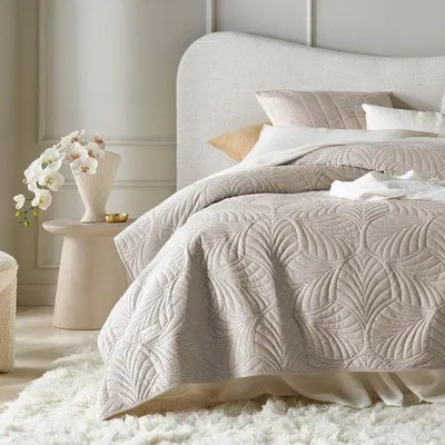 Produktbild von Ibenzoa® Bettüberwurf-Set 170 x 210 cm – Beige, 100% Baumwolle, weiche veloursähnliche Textur mit gestrickter Struktur, atmungsaktiv für Bett & Sofa