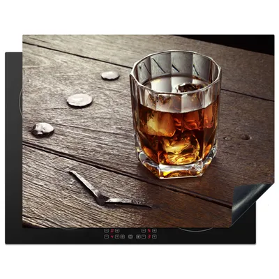 Produktbild von KitchenYeah© Herdabdeckplatte Glas mit Whisky auf einem Holztisch , 77x59cm, Küche Deko, Glaskeramikkochfeld Herdabdeckung, Abdeckplatte fùr Kochfeld
