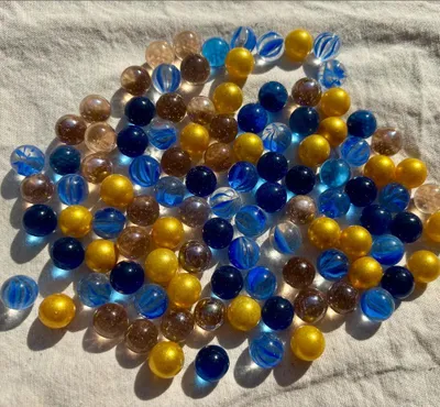 Produktbild von 120 Stück Glasmurmeln Mix Ø 16 mm – Blau, Gold & Braun – Bunte Glaskugeln Murmel Set für Murmelspiel, Murmelbahn, Deko & Basteln