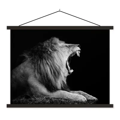 Produktbild von MuchoWow® Textilposter Löwe - Wildtiere - Gras - Schwarz - Weiß 40x30 cm mit schwarzem Rahmen - Dekorationen