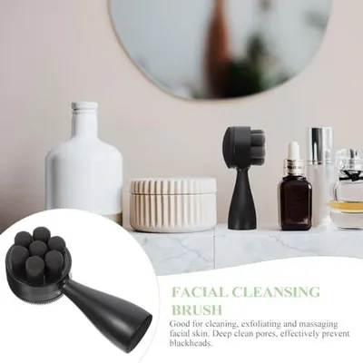 Immagine prodotto di Spazzola viso manuale in silicone nero, ideale per una pulizia profonda dei pori e un delicato massaggio, per una cura efficace della pelle nella vita di tutti i giorni