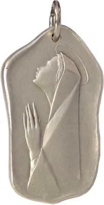 Imagen del producto de Medalla de la Virgen María en oración, fabricada en latón, sin incrustaciones de piedras preciosas, ideal como colgante para la devoción