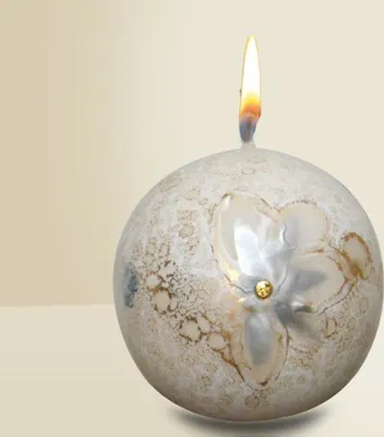 Produktbild von Kugelkerze "Magnolia" Elfenbein Ø 80 mm, Designkerze Ostern, Frühling und Sommer