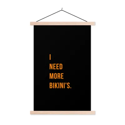Produktbild von MuchoWow® Textilposter Zitate - Ich brauche mehr Bikinis - Schwarz - Orange 40x60 cm mit holzfarbenen Rahmen - Poster