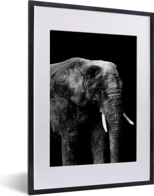 Produktbild von MuchoWow® Gerahmtes Poster Elefant vor schwarzem Hintergrund - schwarz und weiß 30x40 cm - Poster mit Schwarzem Bilderrahmen Wandposter Rahmen Foto Bilder - Wandposter Schlafzimmer