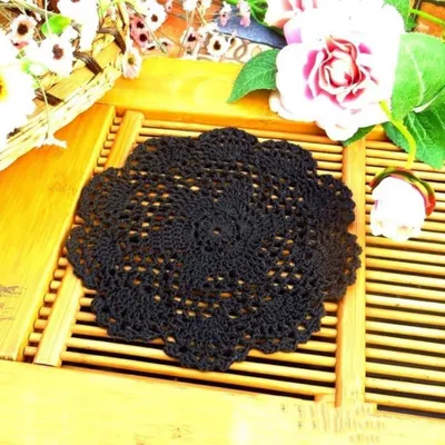 Produktbild von 4 Stück Runde Bestickte Tischuntersetzer aus Baumwolle, Häkeldeckchen in Schwarz, 20 cm
