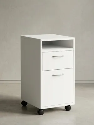 Moderner Rollcontainer in strahlendem Weiß in der Frontalansicht. Der 63cm hohe Schubladenschrank zeigt ein offenes Fach, eine Schublade und eine Tür mit silbernen Metallgriffen._#sku_SAFWL5.901#