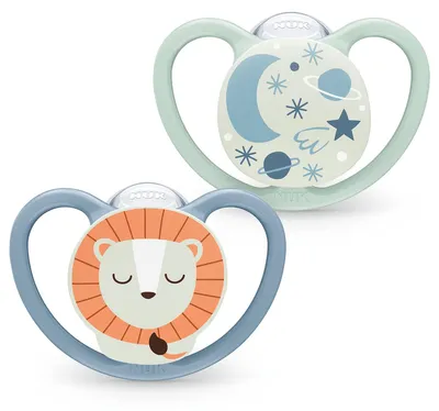 Produktbild von NUK Space Night Babyschnuller | 6-18 Monate | Im Dunkeln leuchtende Schnuller mit zusätzlichen Öffnungen für sensible Haut | BPA-freies Silikon | Löwe | 2 Stück