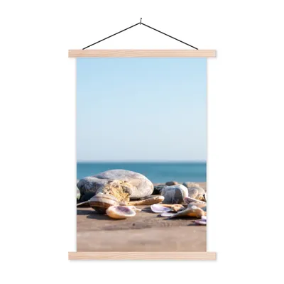 Produktbild von MuchoWow® Textilposter Muscheln - Strand - Meer - Sommer - Sonne 120x180 cm mit holzfarbenen Rahmen - Textil-Plakat