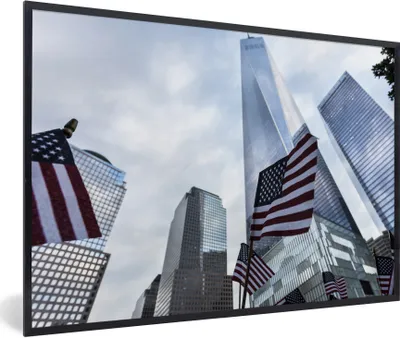 Produktbild von MuchoWow® Gerahmtes Poster Eine Ansicht der amerikanischen Flagge am World Trade Center von unten 90x60 cm - Poster mit Schwarzem Bilderrahmen Wandposter Rahmen Foto Bilder - Fotorahmen - Foto-Plakat