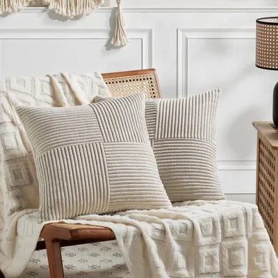 Produktbild von Set mit 2 taupefarbenen Cord-Kissenbezügen (45 x 45 cm). Weiche, moderne Dekokissenbezüge. Boho-Dekoration für Sofa, Schlafzimmer, Wohnzimmer und Balkon.