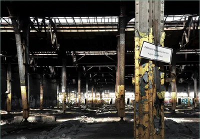 Produktbild von Wallario Fototapete Vliestapete, seidenmatte Oberfläche, einfache Verarbeitung, Größe 200 x 140 cm, Motiv Verlassene alte Fabrik-Halle mit leuchtenden Sonnenstrahlen