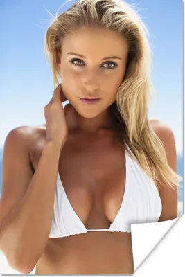 Produktbild von MuchoWow® Poster Frau trägt einen weißen Bikini und schaut direkt in die Kamera 60x90 cm - Wanddekoration