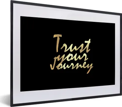 Produktbild von MuchoWow® Gerahmtes Poster Zitate - Reisen - Schwarz - Gold 40x30 cm - Poster mit Schwarzem Bilderrahmen Wandposter Rahmen Foto Bilder - Bilderrahmen - Poster im Rahmen