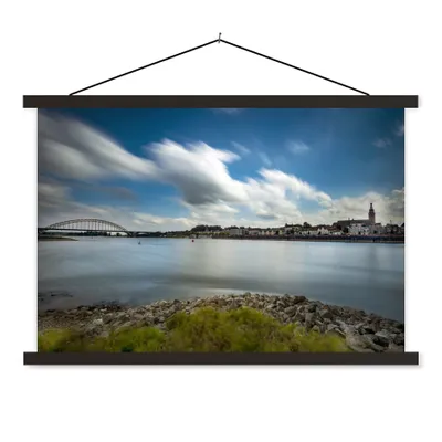 Produktbild von MuchoWow® Textilposter Skyline - Nijmegen - Blau 60x40 cm mit schwarzem Rahmen - Hölzernes