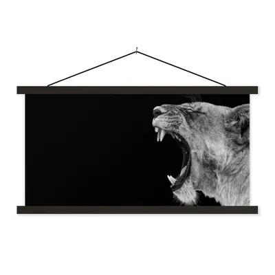 Produktbild von MuchoWow® Textilposter Tiere - Löwe - Schwarz - Weiß - Porträt 120x60 cm mit schwarzem Rahmen - Dekoration Schlafzimmer