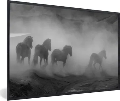 Produktbild von MuchoWow® Gerahmtes Poster Galoppierende Pferde im Nebel 60x40 cm - Poster mit Schwarzem Bilderrahmen Wandposter Rahmen Foto Bilder - Printing - Wanddeko Schlafzimmer