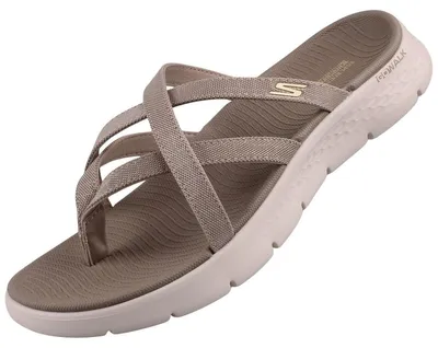 Auf dem Bild ist eine beige Sandale zu sehen die von der Seite betrachtet wird. Die Sandale hat einen schlichten und eleganten Look mit einem breiten Riemen über dem Spann.
