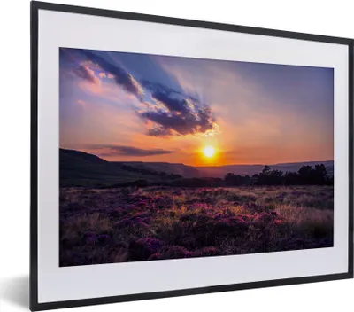 Produktbild von MuchoWow® MuchoWow® Gerahmtes Poster Sonnenuntergang in der Heidelandschaft 40x30 cm - Poster mit zchwarzem Bilderrahmen - Bilderrahmen - Poster im Rahmen