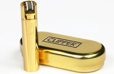 Obrázok produktu pre Kovový zlatý trecí zapaľovač Clipper v kovovej škatuľke