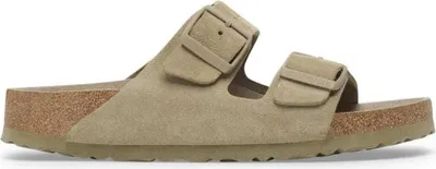 Produktbild von Kaufen Sie die Birkenstock Arizona Suede Faded Khaki bei Kicksshop. Bequeme grüne Damensandale aus weichem Wildleder mit dem legendären Birkenstock-Fußbett.