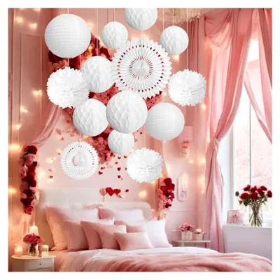 Produktbild von Vintage Lampions und Pompons Deko in Weiß für verschiedene Anlässe