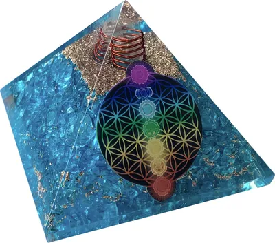 Produktbild von CHONIT Orgonit Pyramide, Chakra-Mix türkis mit Symbol Blume des Lebens, EMF-Schutz gegen Strahlung, klein mit Bergkristall als Deko für zu Hause