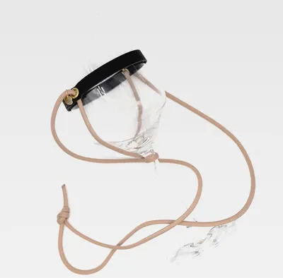 Produktbild von HängOver Weinglashalter, Weinglas zum Umhängen, Weinhalter, Glashalter um den Hals hängen, beige, 25 cm Durchmesser