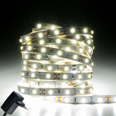 Obrázek produktu pro LUMILED LED pásek 5M, 300 LED diod 12V studená bílá 6500K, 24W LED pásek, SMD LED pásek IP33 2640 lm samolepicí světelný pásek pro vnitřní dekoraci v kuchyni v ložnici napájení EU zástrčka