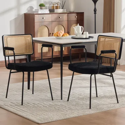 Productafbeelding van Set van twee eetkamerstoelen met armleuningen, met een chenille zitting en rugleuning in een rotanlook, zwart