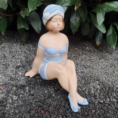 Produktbild von Gartenfigur sitzende Badenixe Figur 21 cm hellblau