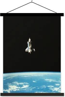 Produktbild von MuchoWow® Textilposter Eine Satellitenansicht einer Raumfähre 90x120 cm mit schwarzem Rahmen - Dekoration