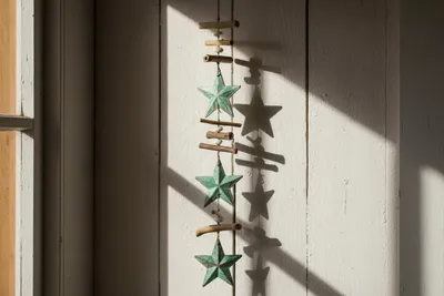 Produktbild von Nautisches Windspiel mit Seesternen, Seepferdchen und Boot, aus Holz und Stein, maritime Dekoration für Schlafzimmer, Wohnzimmer, Garten, Flur und Badezimmer.